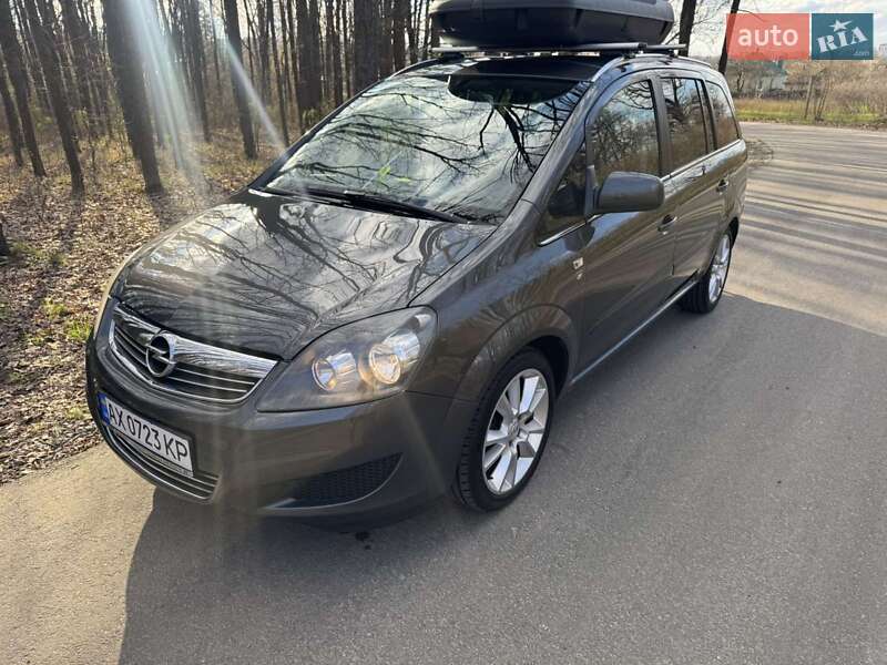 Минивэн Opel Zafira 2010 в Александрие