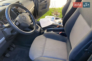 Минивэн Opel Zafira 2010 в 
