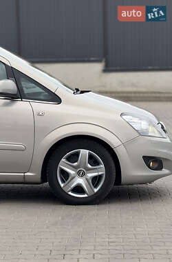 Минивэн Opel Zafira 2010 в 