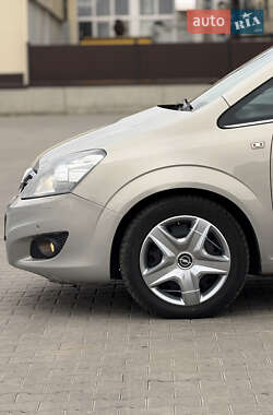 Минивэн Opel Zafira 2010 в 