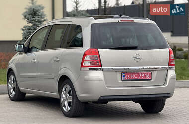 Минивэн Opel Zafira 2010 в 