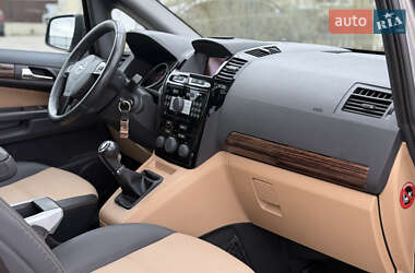Минивэн Opel Zafira 2010 в 