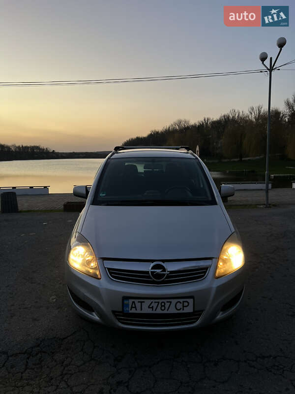 Минивэн Opel Zafira 2010 в 