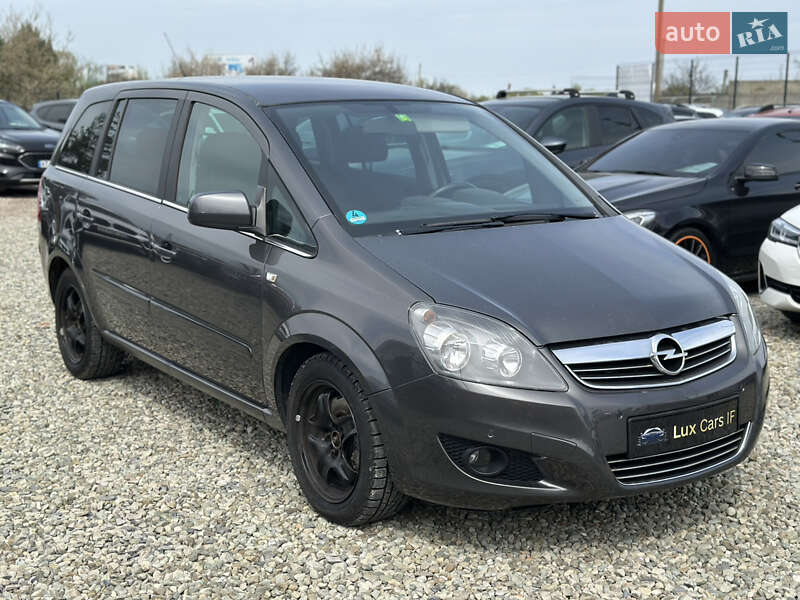 Минивэн Opel Zafira 2011 в 