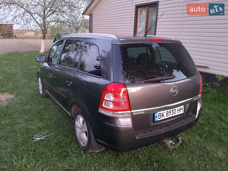Минивэн Opel Zafira 2010 в Рокитном
