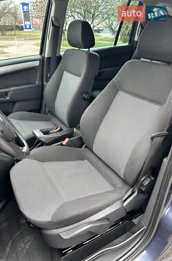 Минивэн Opel Zafira 2010 в 