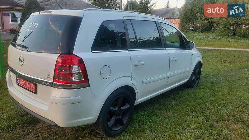 Минивэн Opel Zafira 2011 в Нововолынске