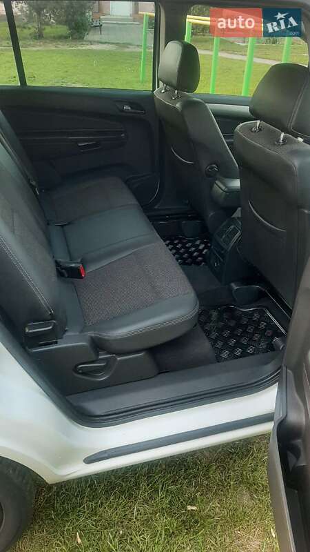 Минивэн Opel Zafira 2011 в Нововолынске