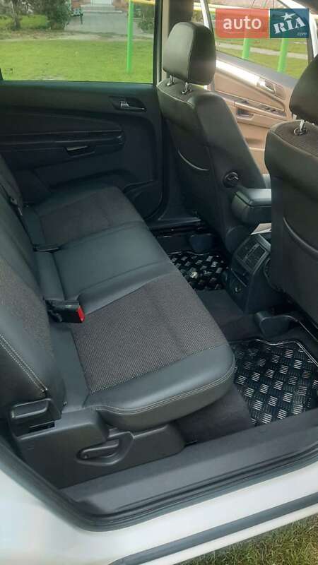 Минивэн Opel Zafira 2011 в Нововолынске