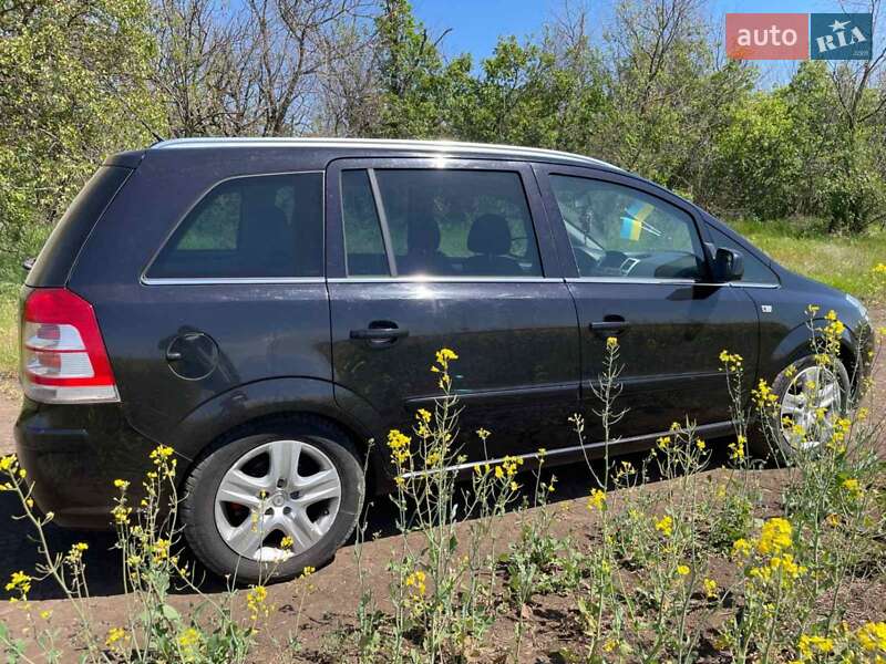 Минивэн Opel Zafira 2009 в Раздельной
