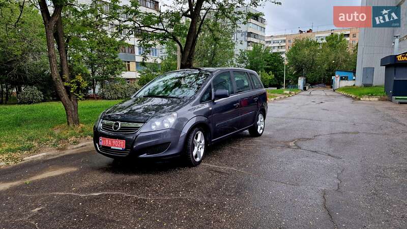 Минивэн Opel Zafira 2010 в 