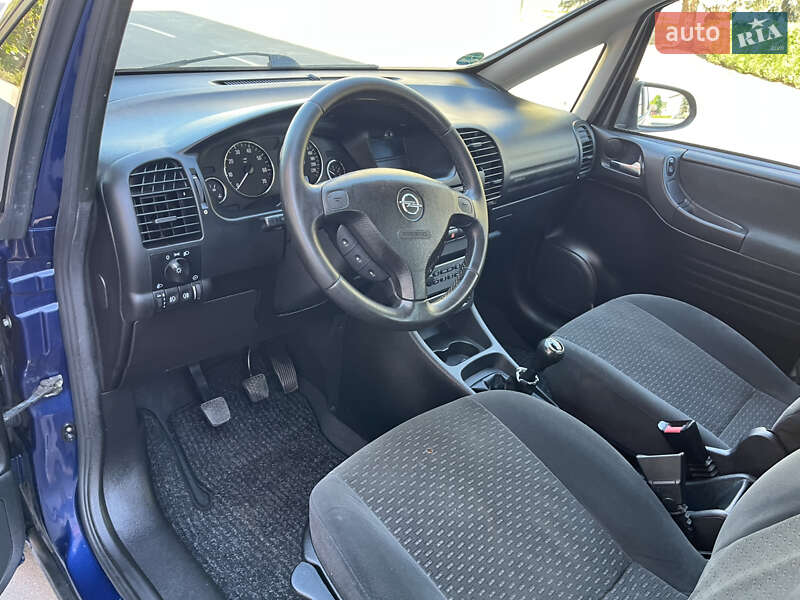 Минивэн Opel Zafira 2004 в Могилев-Подольске