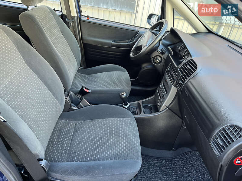 Минивэн Opel Zafira 2004 в Могилев-Подольске