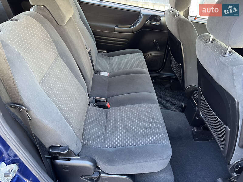 Минивэн Opel Zafira 2004 в Могилев-Подольске