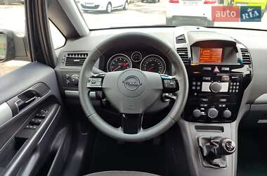 Минивэн Opel Zafira 2010 в 