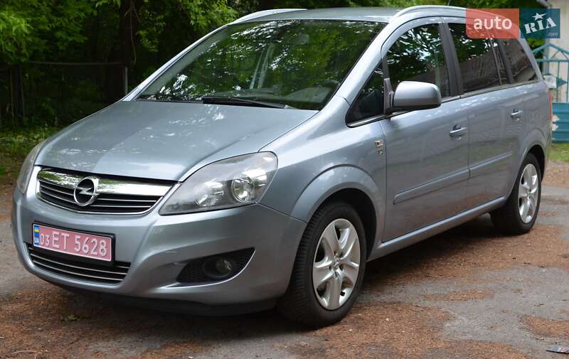 Минивэн Opel Zafira 2010 в 