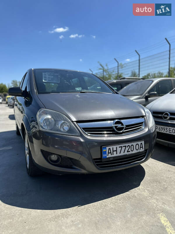 Минивэн Opel Zafira 2010 в 