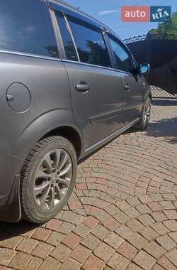 Минивэн Opel Zafira 2010 в 