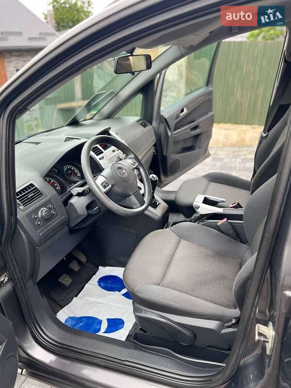 Минивэн Opel Zafira 2009 в Хмельницком
