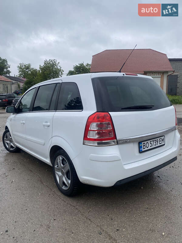 Минивэн Opel Zafira 2010 в Шумске