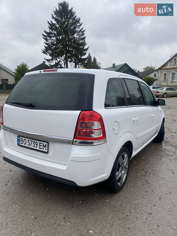 Минивэн Opel Zafira 2010 в Шумске