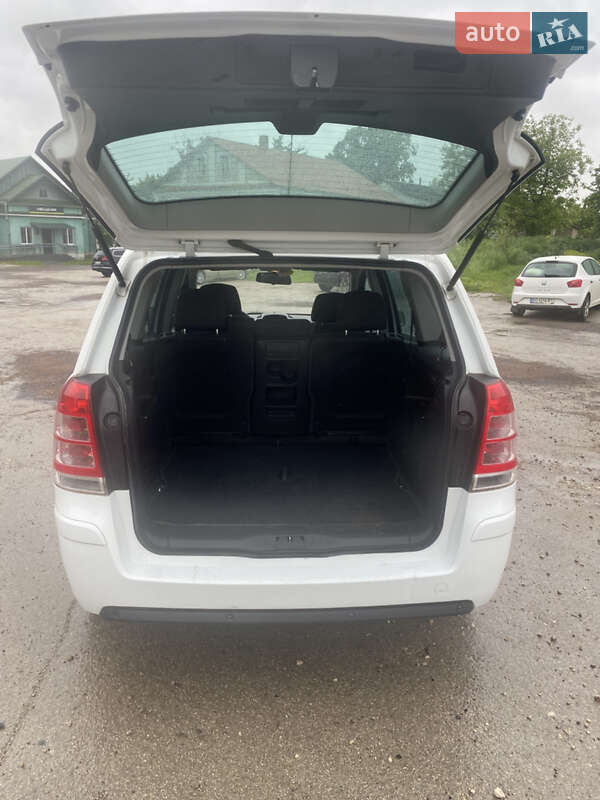 Минивэн Opel Zafira 2010 в Шумске