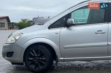 Минивэн Opel Zafira 2010 в 