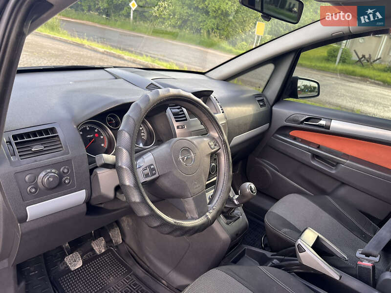 Минивэн Opel Zafira 2006 в Хотине
