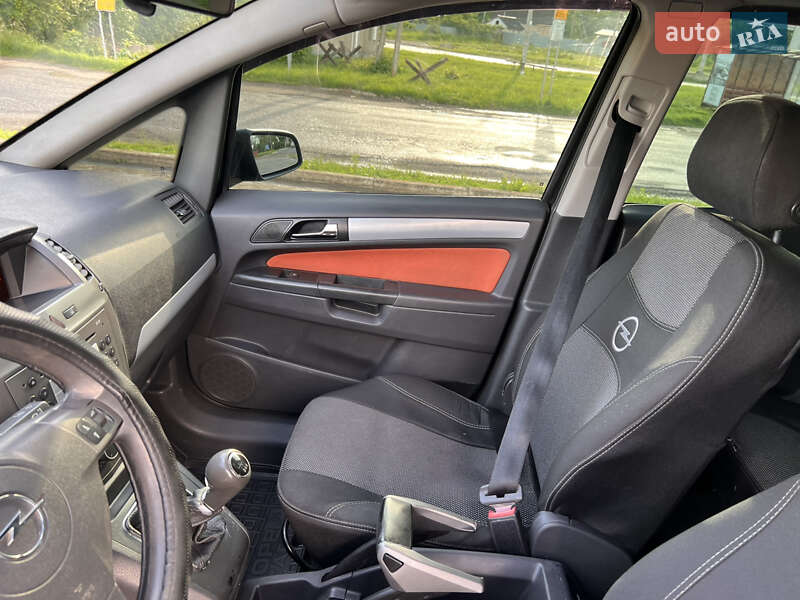 Минивэн Opel Zafira 2006 в Хотине