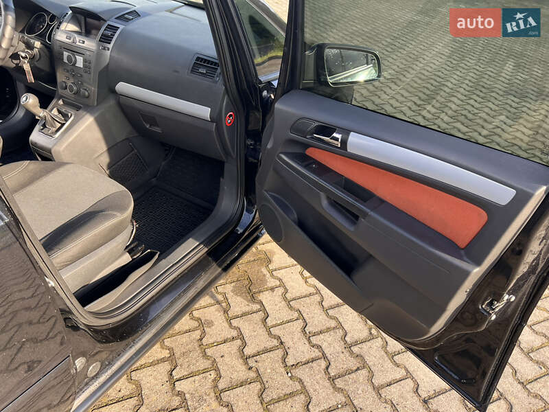 Минивэн Opel Zafira 2006 в Хотине