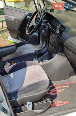 Минивэн Opel Zafira 2002 в 