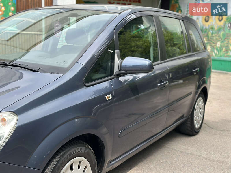 Минивэн Opel Zafira 2008 в Ровно