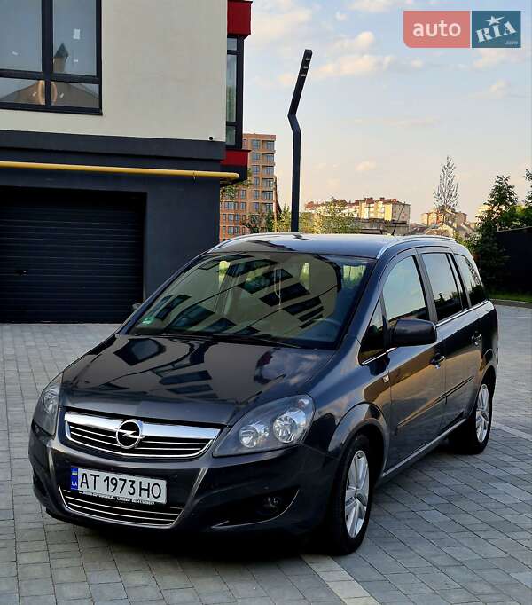 Минивэн Opel Zafira 2010 в 