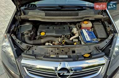 Минивэн Opel Zafira 2010 в 