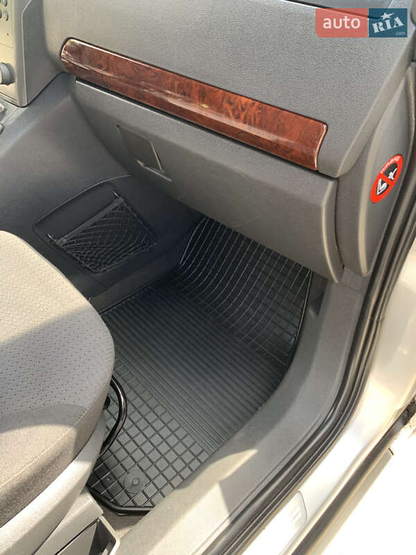 Минивэн Opel Zafira 2006 в Луцке