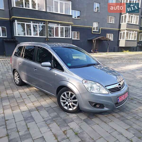 Минивэн Opel Zafira 2009 в Ахтырке