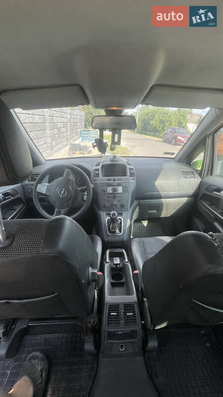 Минивэн Opel Zafira 2005 в Остроге