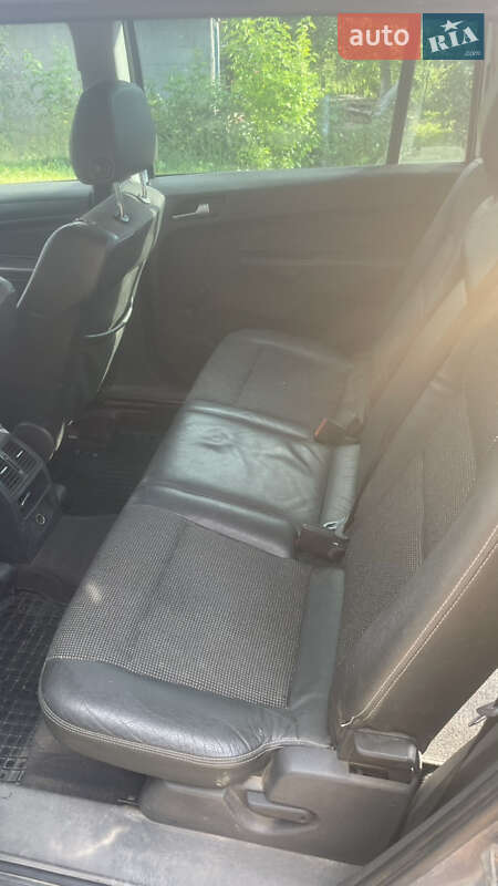 Минивэн Opel Zafira 2005 в Остроге