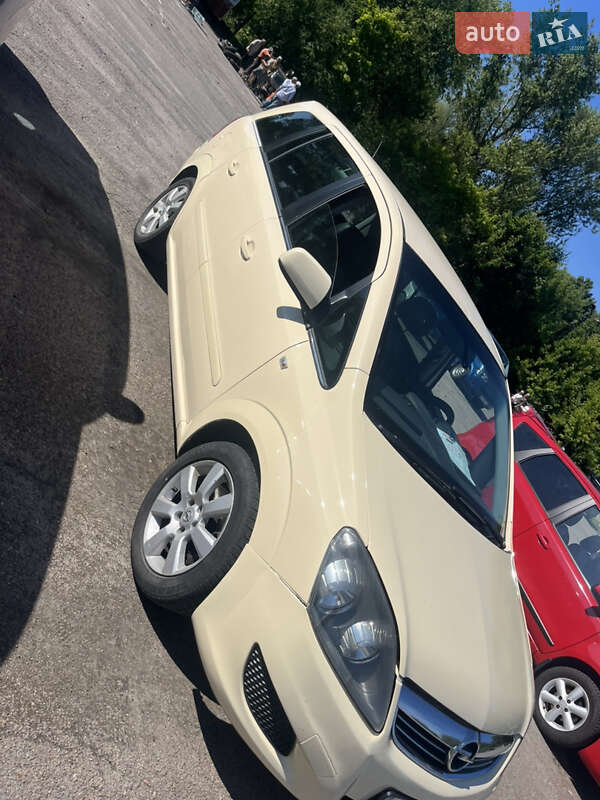 Минивэн Opel Zafira 2010 в 