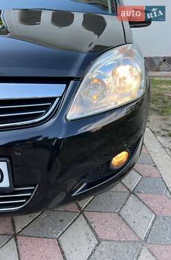 Минивэн Opel Zafira 2010 в 