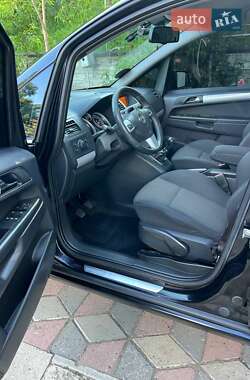 Минивэн Opel Zafira 2010 в 