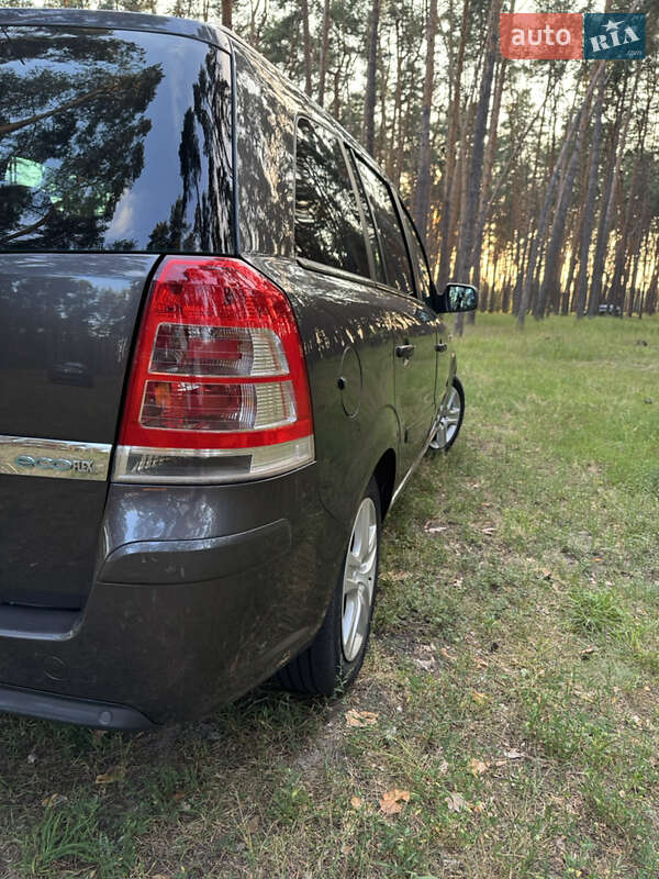 Минивэн Opel Zafira 2010 в Сумах