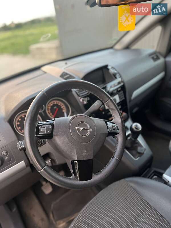 Минивэн Opel Zafira 2009 в Каменке
