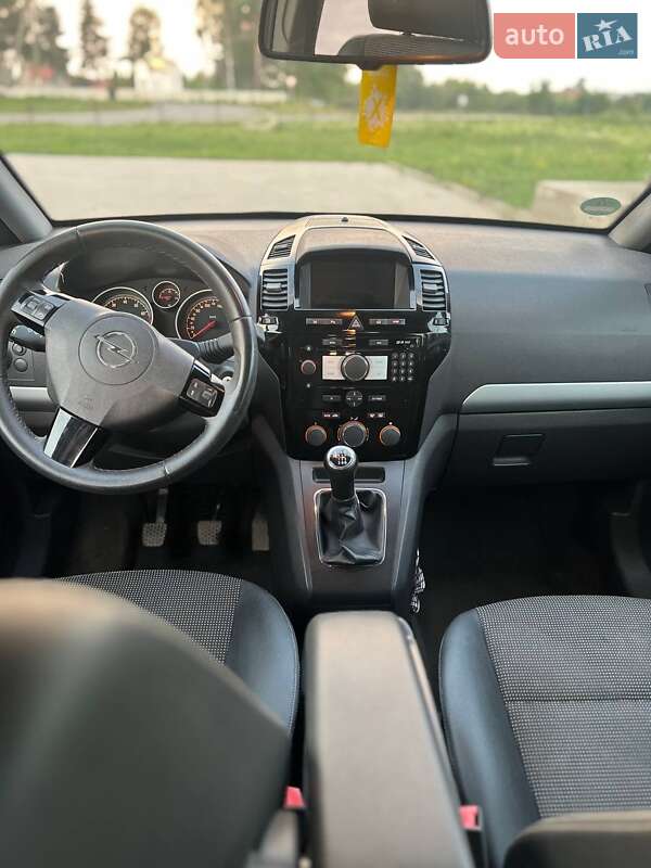 Минивэн Opel Zafira 2009 в Каменке