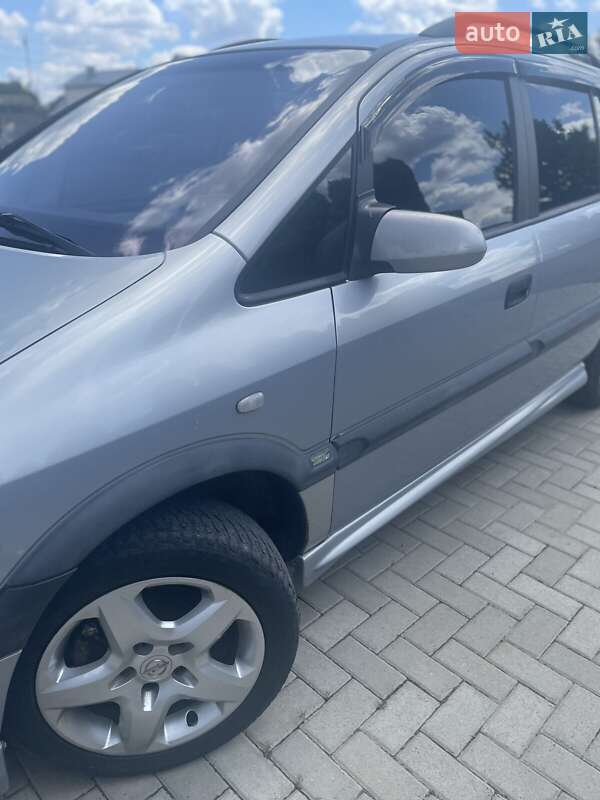 Минивэн Opel Zafira 2002 в Тысменице