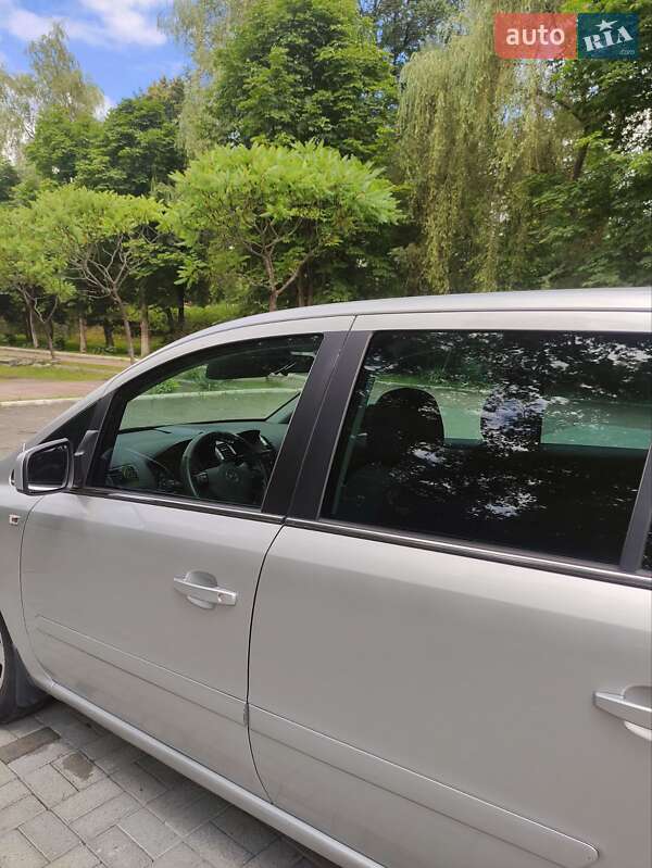 Мінівен Opel Zafira 2011 в Дрогобичі