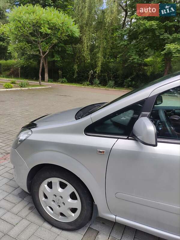 Мінівен Opel Zafira 2011 в Дрогобичі