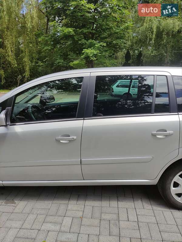 Мінівен Opel Zafira 2011 в Дрогобичі
