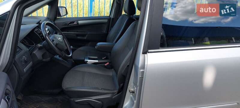 Минивэн Opel Zafira 2011 в Нововолынске