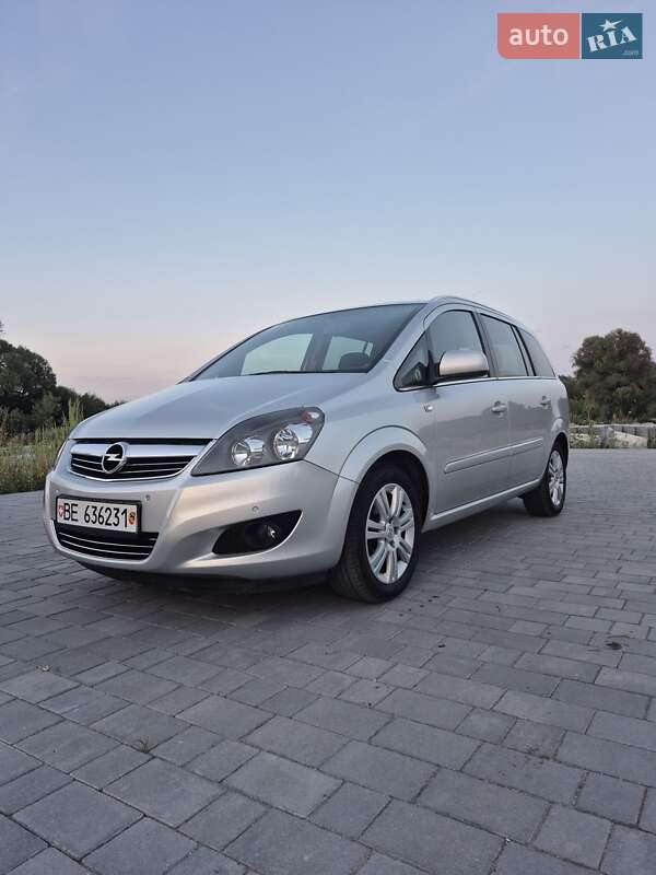 Минивэн Opel Zafira 2011 в 